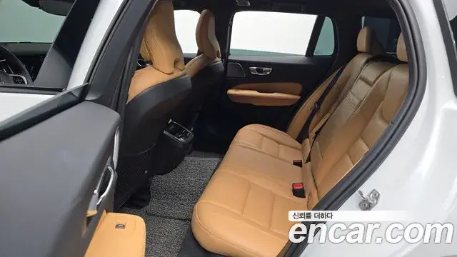 Volvo V60 Cross Country 2020 — ფოტო 33/35