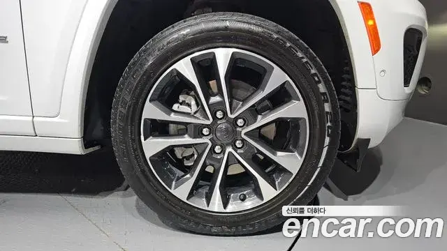 Jeep Grand Cherokee 2022 — Photo 18/33