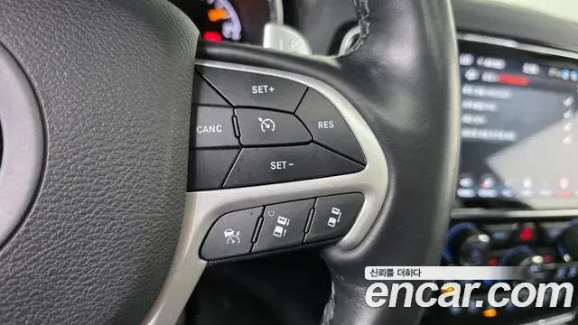 Jeep Grand Cherokee 2021 — Şəkil 31/33