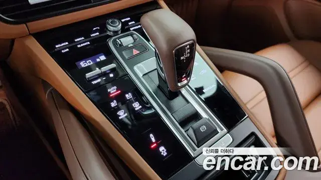 Porsche Cayenne 2023 — ფოტო 4/20