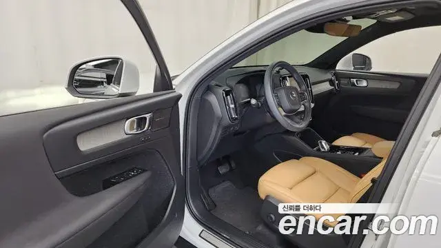 Volvo XC40 2021 — Photo 33/34