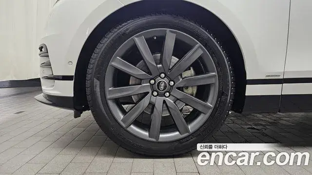 Land Rover Range Rover Velar 2018 — ფოტო 9/36