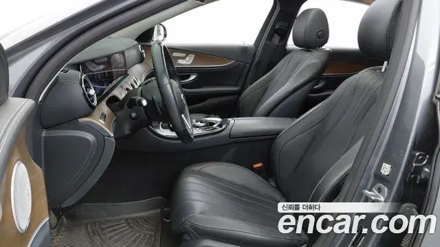 Mercedes-Benz E-Class 2019 — ფოტო 13/20
