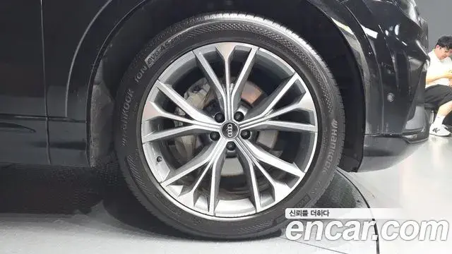 Audi Q8 2022 — Şəkil 14/23