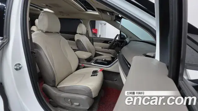 Kia Carnival 2023 — Photo 8/20