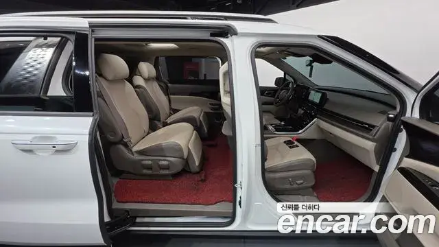 Kia Carnival 2023 — Photo 19/20