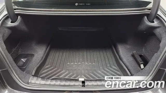 BMW 5 Series 2018 — Фото 19/20