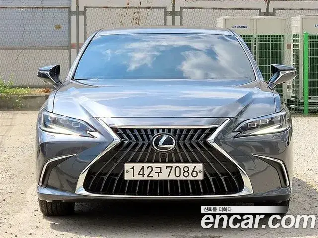 Lexus ES300h 2023 — Photo 1/20