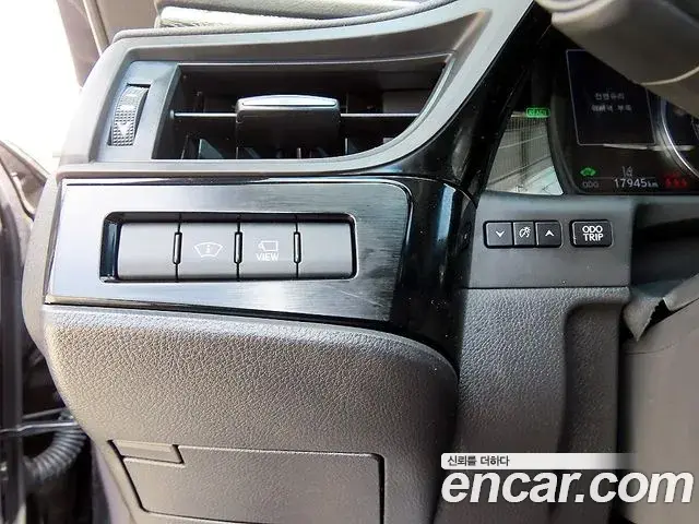 Lexus ES300h 2023 — Photo 17/20