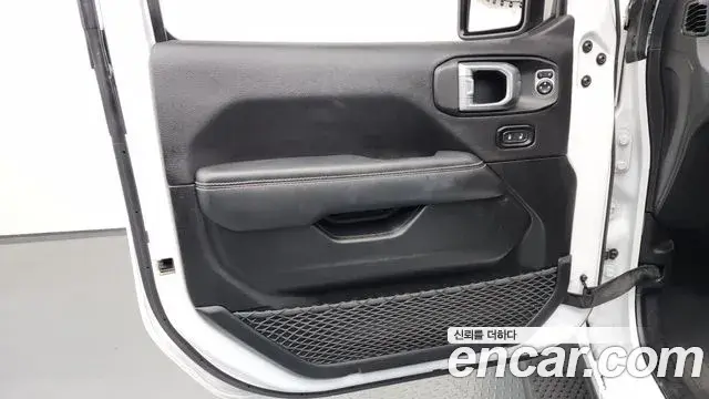 Jeep Wrangler 2020 — ფოტო 30/34