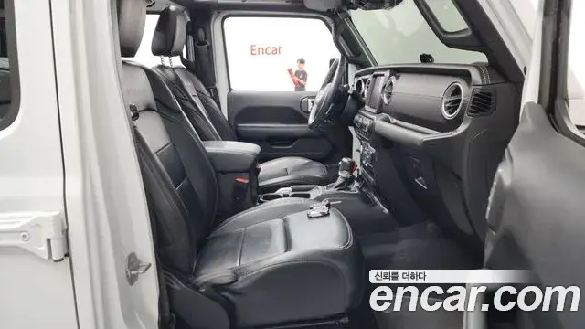 Jeep Wrangler 2020 — ფოტო 33/34