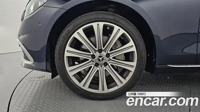 Mercedes-Benz E-Class 2023 — Photo 4/20