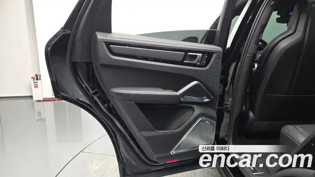 Porsche Cayenne 2023 — ფოტო 28/35