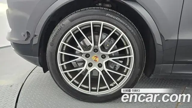 Porsche Cayenne 2023 — Photo 31/36