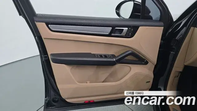 Porsche Cayenne 2023 — Photo 35/36