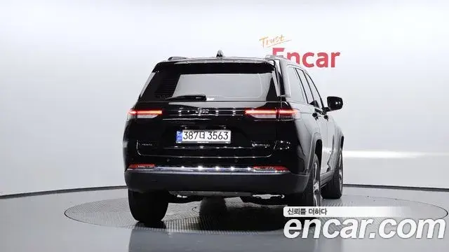 Jeep Grand Cherokee 2023 — ფოტო 9/31