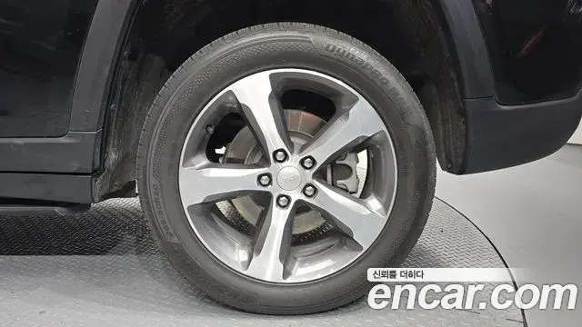 Jeep Grand Cherokee 2023 — ფოტო 16/31