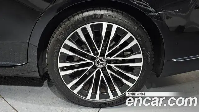 Mercedes-Benz S-Class 2022 — Photo 25/35