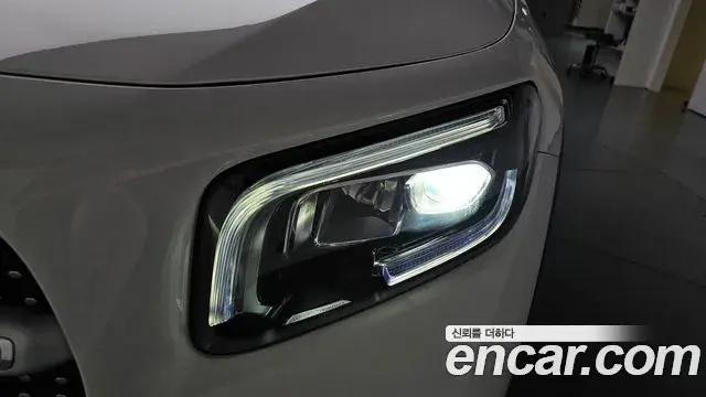 Mercedes-Benz GLB-Class 2023 — Şəkil 24/34