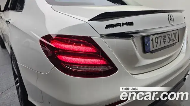 Mercedes-Benz E-Class 2019 — Photo 13/31