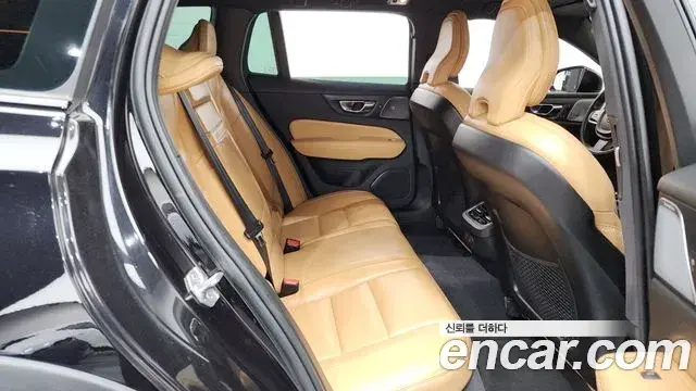 Volvo V60 Cross Country 2021 — Photo 24/36