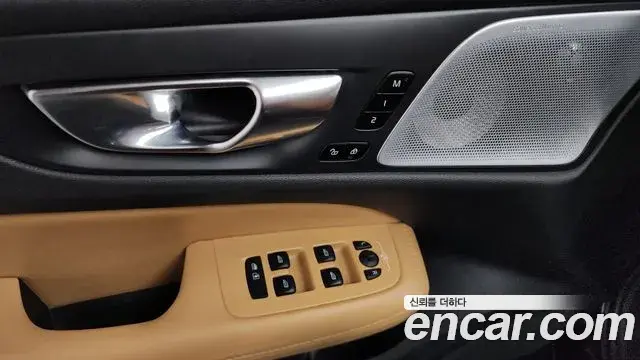 Volvo V60 Cross Country 2021 — Photo 12/36