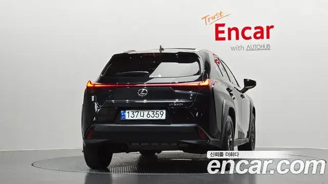 Lexus UX250h 2023 — ფოტო 8/30