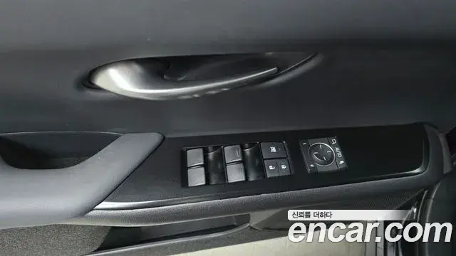 Lexus UX250h 2023 — ფოტო 19/30