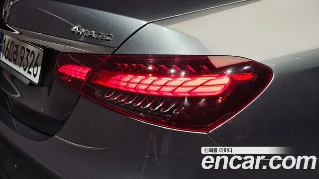 Mercedes-Benz E-Class 2022 — Photo 2/31