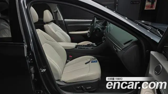Hyundai Sonata Hybrid 2019 — Photo 16/33
