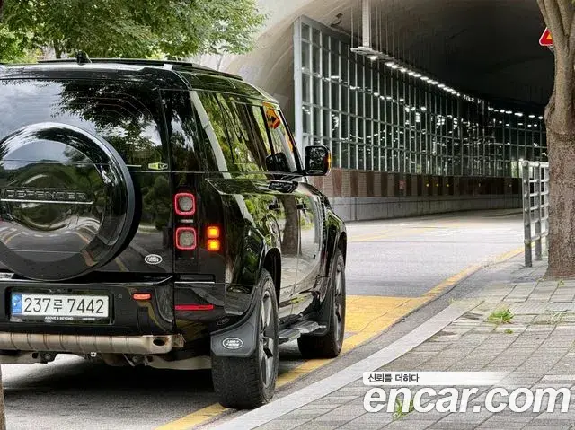 Land Rover Defender 2023 — Фото 7/20