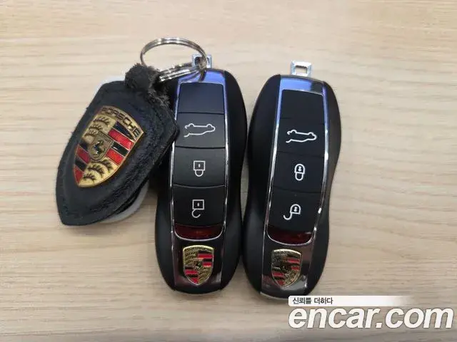 Porsche Macan 2021 — ფოტო 30/34