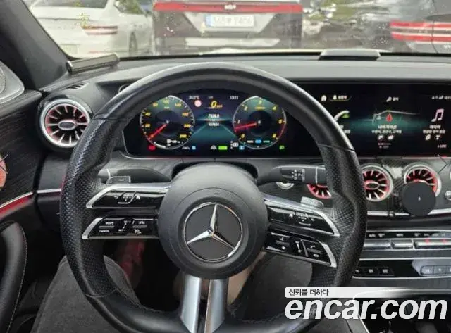 Mercedes-Benz E-Class 2022 — Photo 11/16
