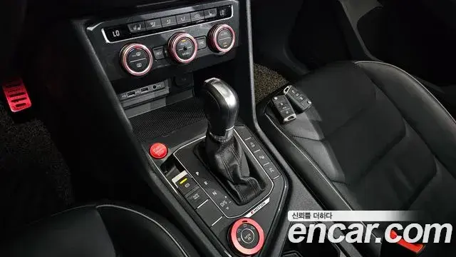 Volkswagen Tiguan 2018 — ფოტო 27/37