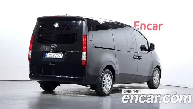 Hyundai Staria 2023 — Photo 2/20
