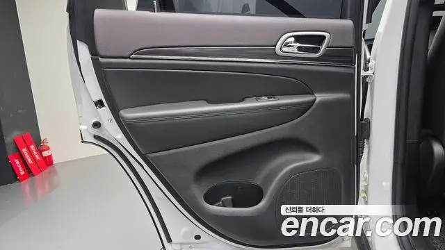 Jeep Grand Cherokee 2019 — Şəkil 17/35
