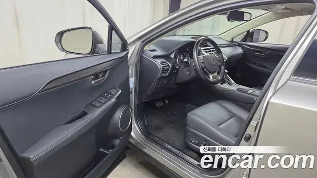 Lexus NX300h 2021 — ფოტო 23/32