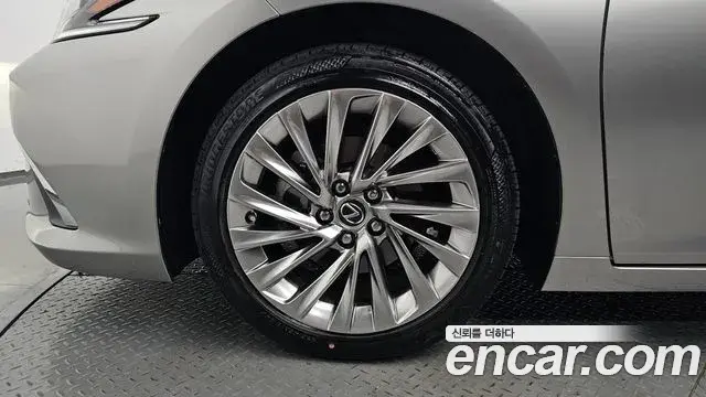 Lexus ES300h 2023 — Photo 13/20