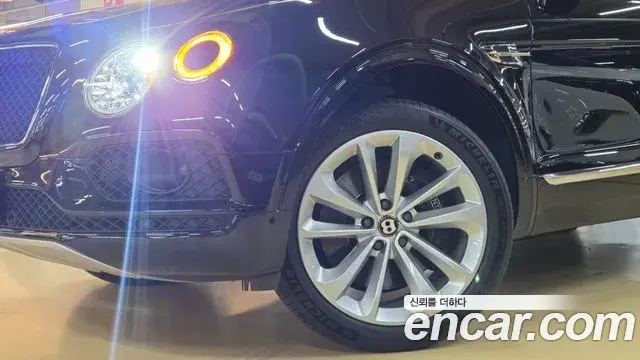 Bentley Bentayga 2020 — ფოტო 10/20