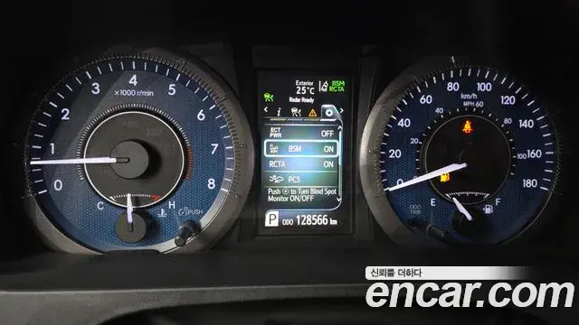 Toyota Sienna 2018 — Şəkil 28/35