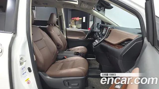 Toyota Sienna 2018 — Şəkil 20/35