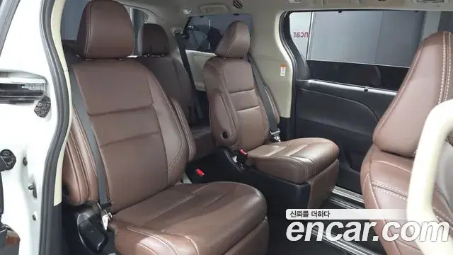 Toyota Sienna 2018 — Şəkil 19/35
