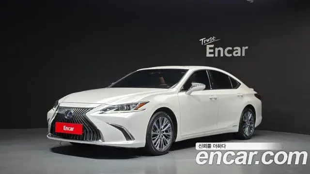 Lexus ES300h 2020 — Фото 1/20