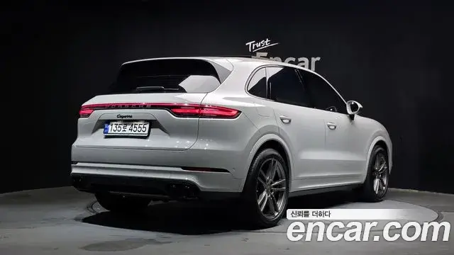 Porsche Cayenne 2023 — Photo 2/20