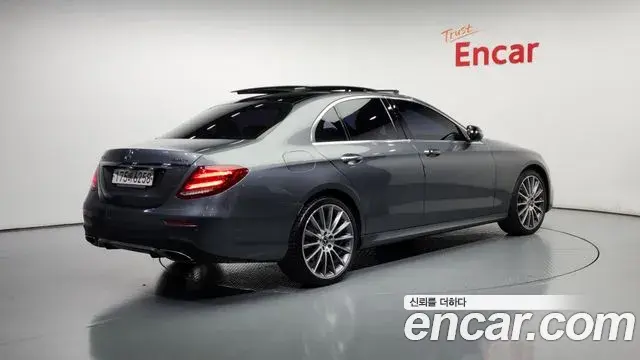 Mercedes-Benz E-Class 2019 — Photo 1/20