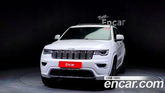 Jeep Grand Cherokee 2018 — ფოტო 13/20