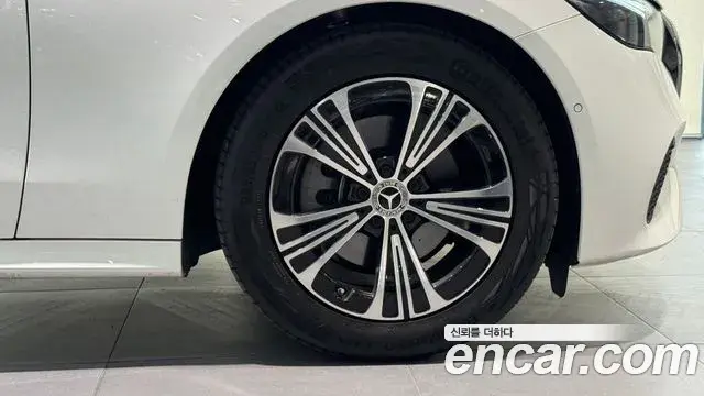 Mercedes-Benz E-Class 2025 — ფოტო 10/20