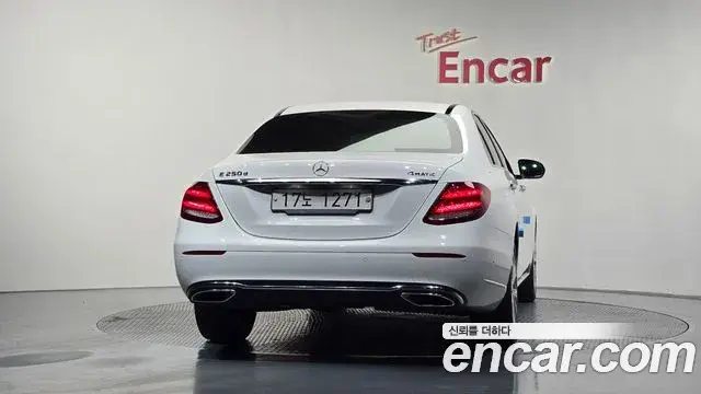 Mercedes-Benz E-Class 2018 — Photo 13/20