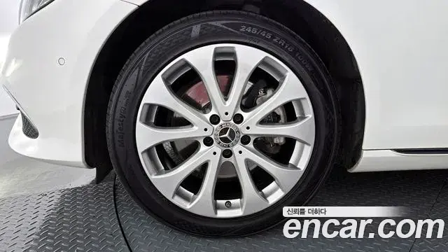 Mercedes-Benz E-Class 2018 — Photo 6/20