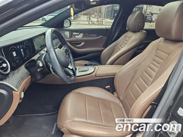 Mercedes-Benz E-Class 2022 — Photo 13/20